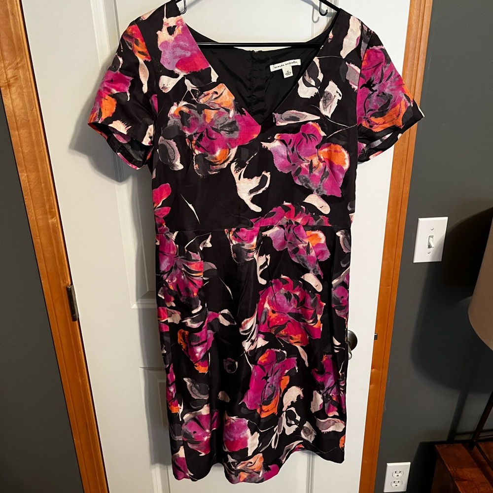 Banana Republic Gray and pink floral fitted short sleeve dress.